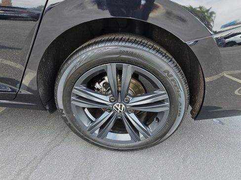 Certified 2024 Volkswagen Jetta SE w/ Black Wheel Package FWD image 32