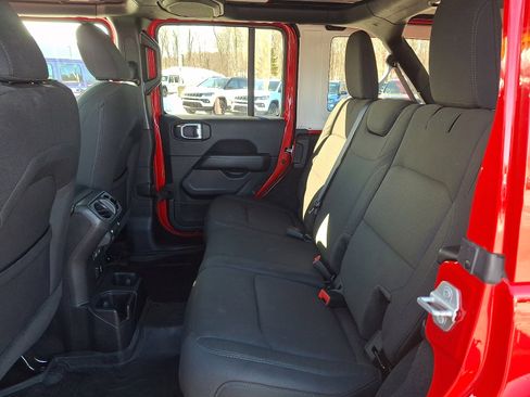 Used 2022 Jeep Wrangler Unlimited Sahara w/ Cold Weather Group image 10