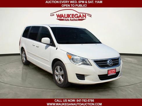 Used 2009 Volkswagen Routan SEL FWD image 2