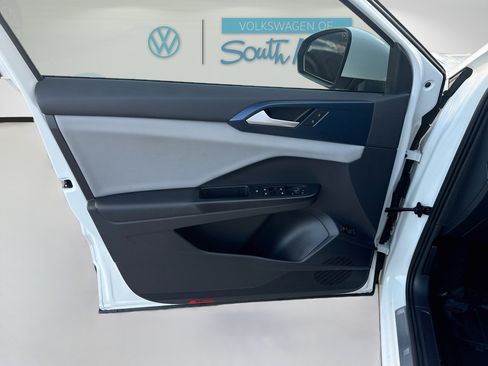 Certified 2022 Volkswagen Taos SE FWD image 19