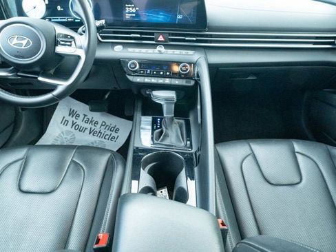 Used 2025 Hyundai Elantra Limited image 32