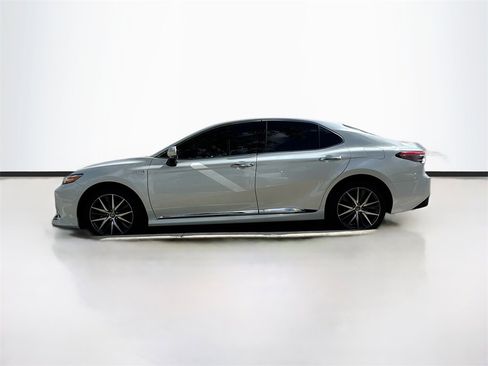 Used 2022 Toyota Camry XLE image 9