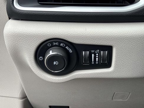 Used 2024 Chrysler Pacifica Touring-L FWD image 22