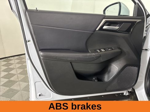 Used 2024 Mitsubishi Outlander SE Black Edition image 8