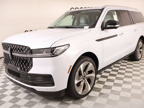 New 2026 Lincoln Navigator L Black Label AWD/4WD image 11