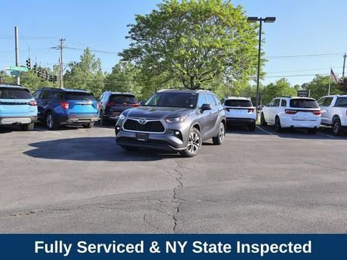 Used 2023 Toyota Highlander XLE AWD/4WD image 2