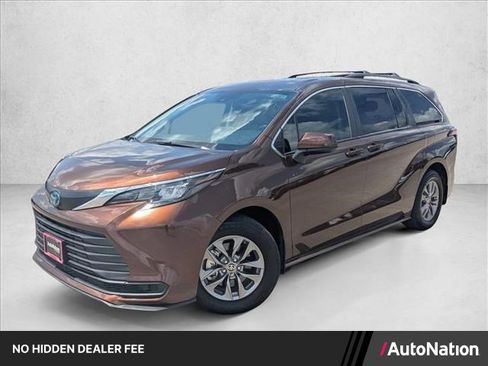 Used 2024 Toyota Sienna LE FWD image 1