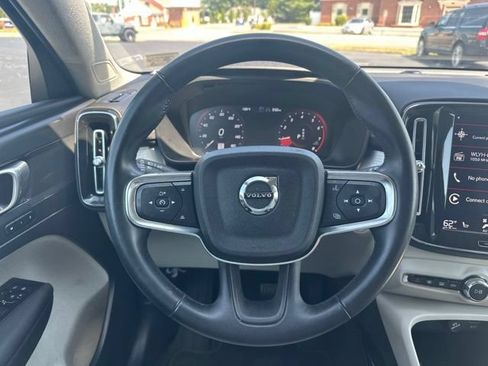 Used 2022 Volvo XC40 T4 Momentum FWD image 23