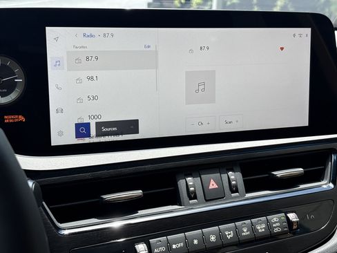 Used 2025 Lexus ES 350 w/ Accessory Package (Z1) FWD image 3