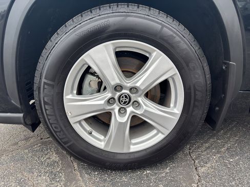 Used 2023 Toyota Highlander L image 12