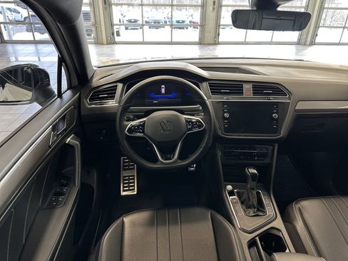 Used 2024 Volkswagen Tiguan SE R-Line image 2