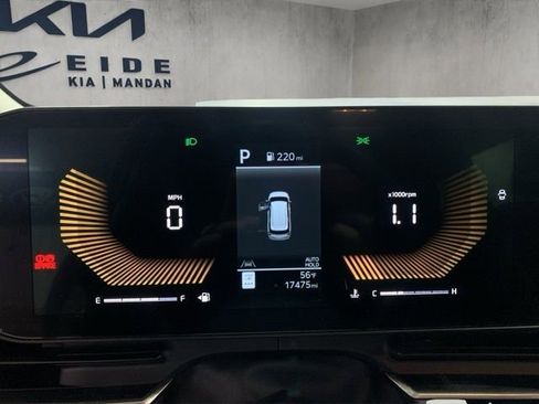 Used 2025 Kia Carnival EX image 13