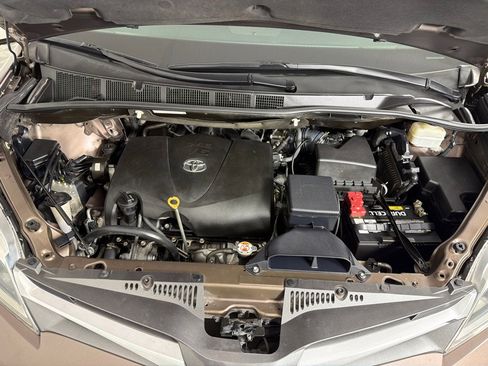 Used 2019 Toyota Sienna Limited FWD image 25