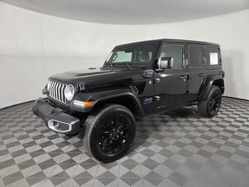 Used 2025 Jeep Wrangler Unlimited Sahara w/ Safety Group AWD/4WD image 9