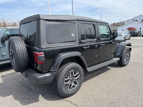 New 2026 Jeep Wrangler Unlimited Sahara AWD/4WD image 3