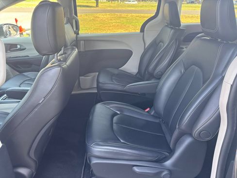 Used 2023 Chrysler Pacifica Touring-L FWD image 27