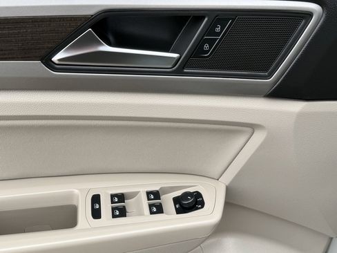 Used 2020 Volkswagen Atlas SE w/ Towing Package image 11