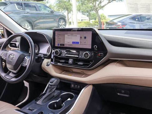 Used 2023 Toyota Highlander XLE FWD image 26