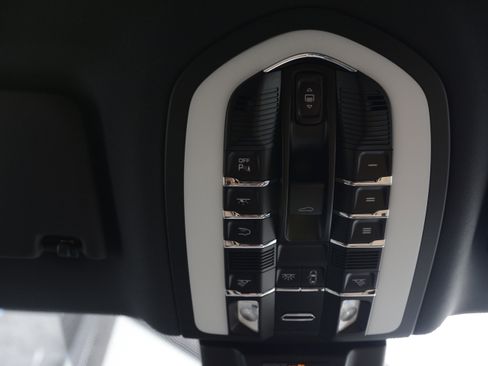 Certified 2025 Porsche Macan image 23