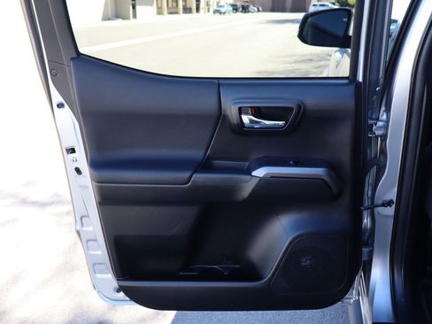 Used 2017 Toyota Tacoma TRD Sport image 25