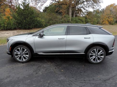 New 2026 Cadillac Optiq Luxury 2 image 8