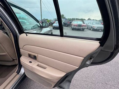 Used 2003 Ford Crown Victoria LX RWD image 39