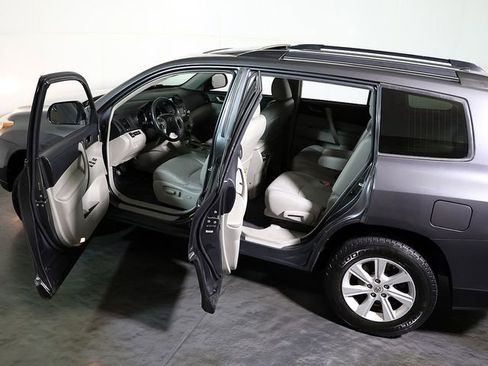 Used 2012 Toyota Highlander SE w/ Tow Pkg AWD/4WD image 5