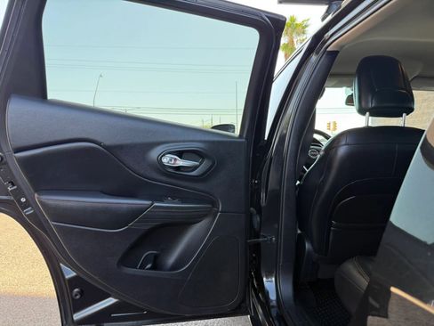 Used 2015 Jeep Cherokee Trailhawk w/ Leather Interior Group AWD/4WD image 34