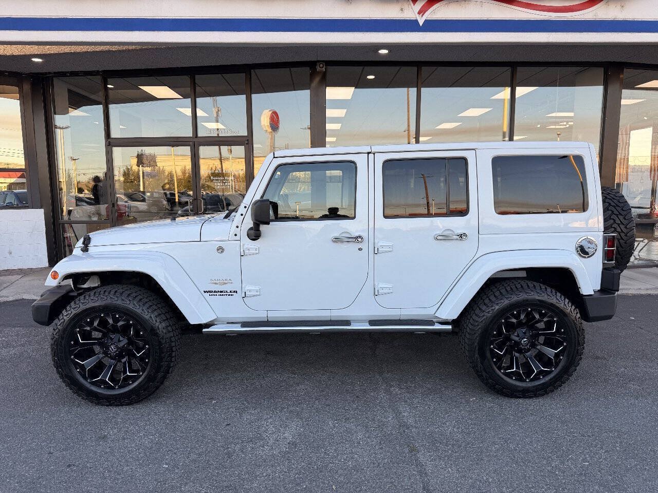 Used 2014 Jeep Wrangler Unlimited Sahara w/ Connectivity Group AWD/4WD image 2