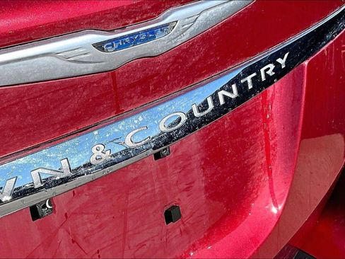 Used 2016 Chrysler Town & Country Touring image 25