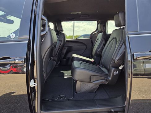 New 2026 Chrysler Pacifica Select FWD image 15