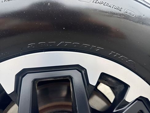 Used 2025 Toyota Tacoma TRD Off-Road image 33