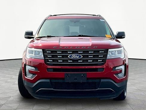 Used 2017 Ford Explorer XLT w/ Equipment Group 202A image 2