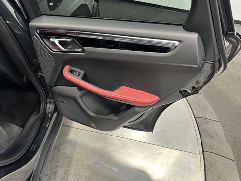 Certified 2025 Porsche Macan Macan image 39