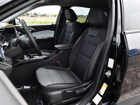 Used 2025 Chevrolet Trax LT w/ LT Convenience Package FWD image 18
