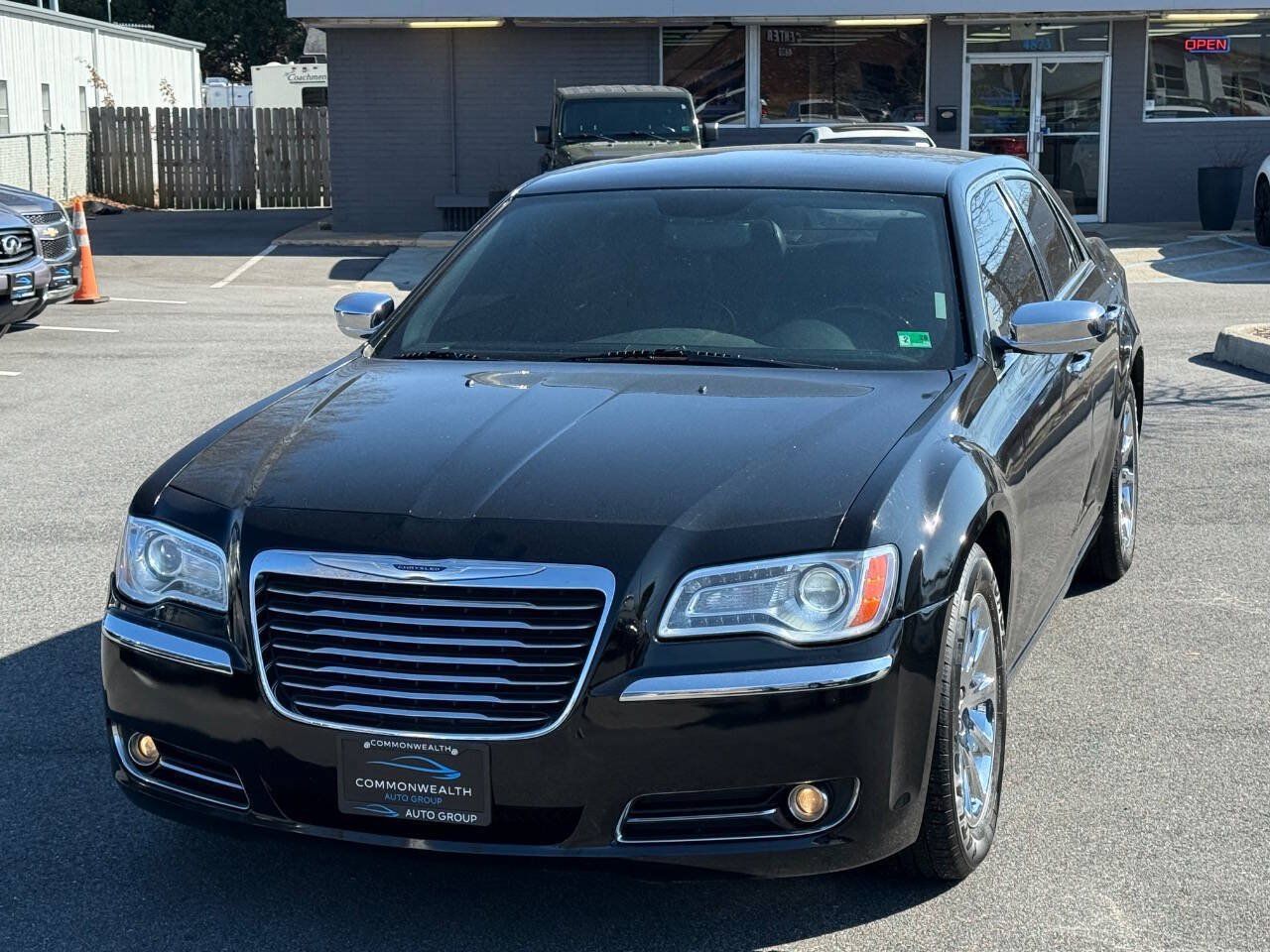 Used 2014 Chrysler 300 C RWD image 2