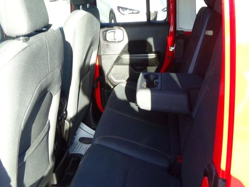 Used 2025 Jeep Wrangler Unlimited Sahara AWD/4WD image 12