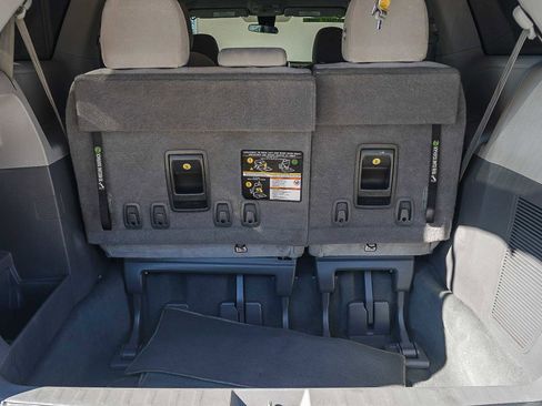 Used 2020 Toyota Sienna L image 28