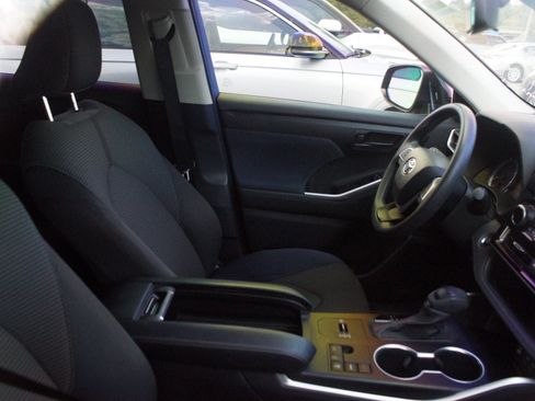 Used 2023 Toyota Highlander L FWD image 5