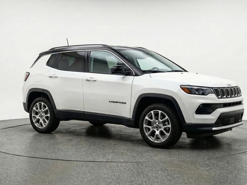 Used 2025 Jeep Compass Limited image 1