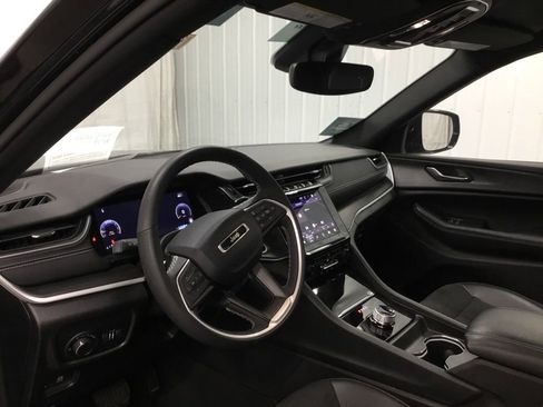 Used 2024 Jeep Grand Cherokee Altitude AWD/4WD image 10