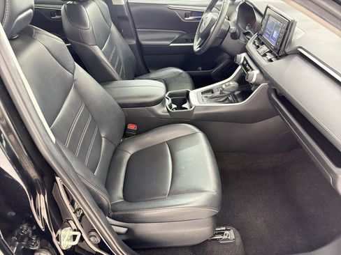 Used 2020 Toyota RAV4 XLE Premium FWD image 29