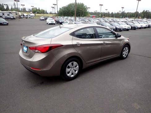 Used 2016 Hyundai Elantra SE image 5