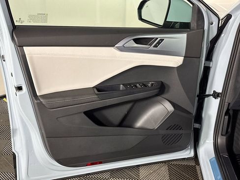 New 2025 Volkswagen Taos SE image 10