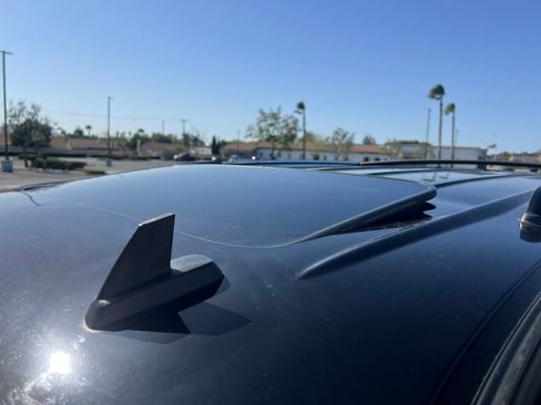 Used 2010 Cadillac Escalade Premium image 26