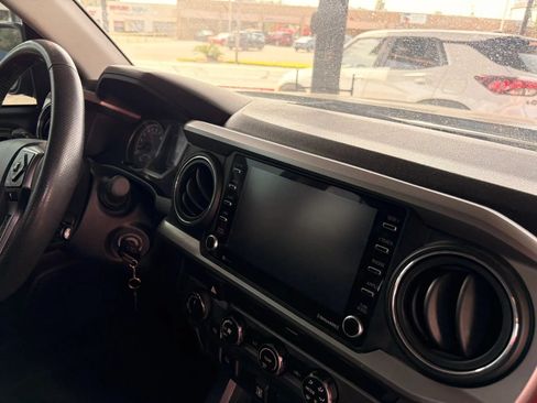 Used 2020 Toyota Tacoma SR5 AWD/4WD image 17
