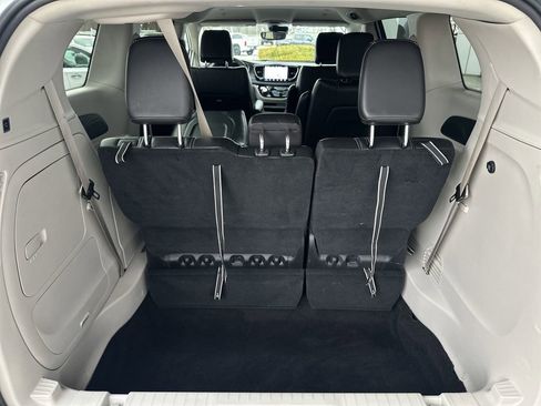 Used 2023 Chrysler Pacifica Touring-L FWD image 17