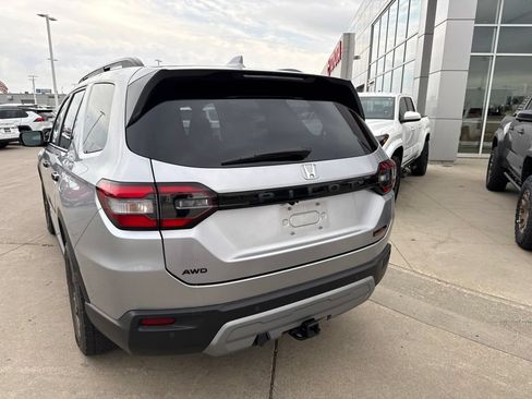 Used 2025 Honda Pilot TrailSport image 9