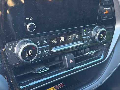 Used 2025 Toyota Highlander XLE AWD/4WD image 22