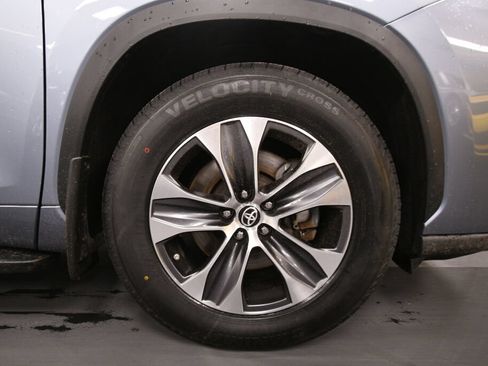 Used 2023 Toyota Highlander XLE AWD/4WD image 34
